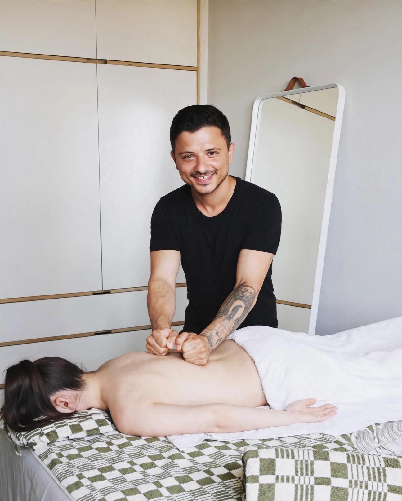 Mobile Massage in Bucharest 1 Laurentiu Sacalus performing professional mobile massage in Bucharest
